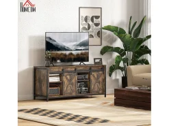Suporte para TV com prateleiras ajustáveis, portas estilo celeiro, estrutura metálica, acabamento rústico em marrom e preto.