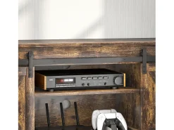 Suporte para TV com prateleiras ajustáveis, portas estilo celeiro, estrutura metálica, acabamento rústico em marrom e preto.