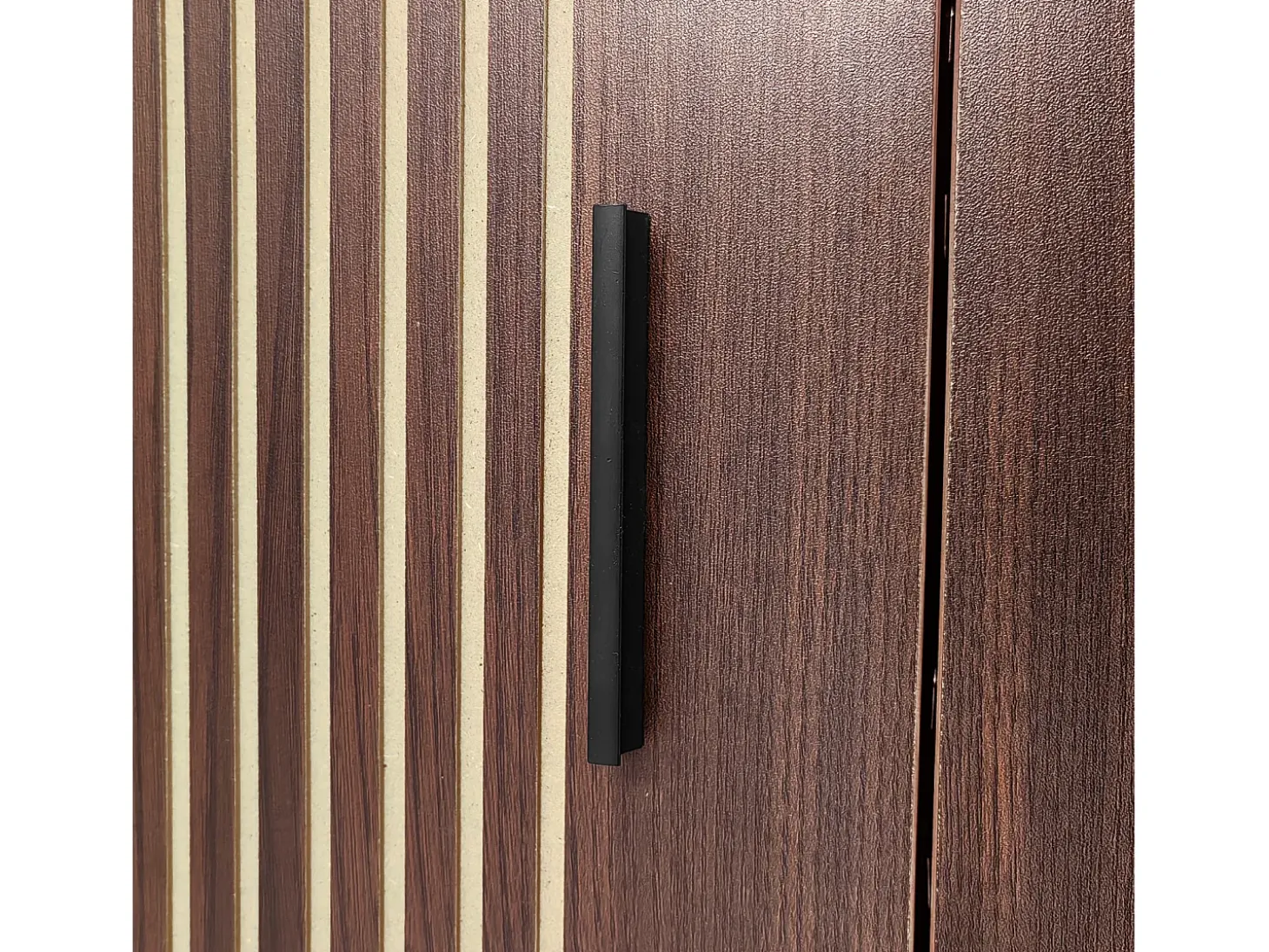 Suporte para TV de 200 cm, móvel moderno para TV com iluminação LED, 3 portas listradas e 1 porta de vidro, estrutura metálica.