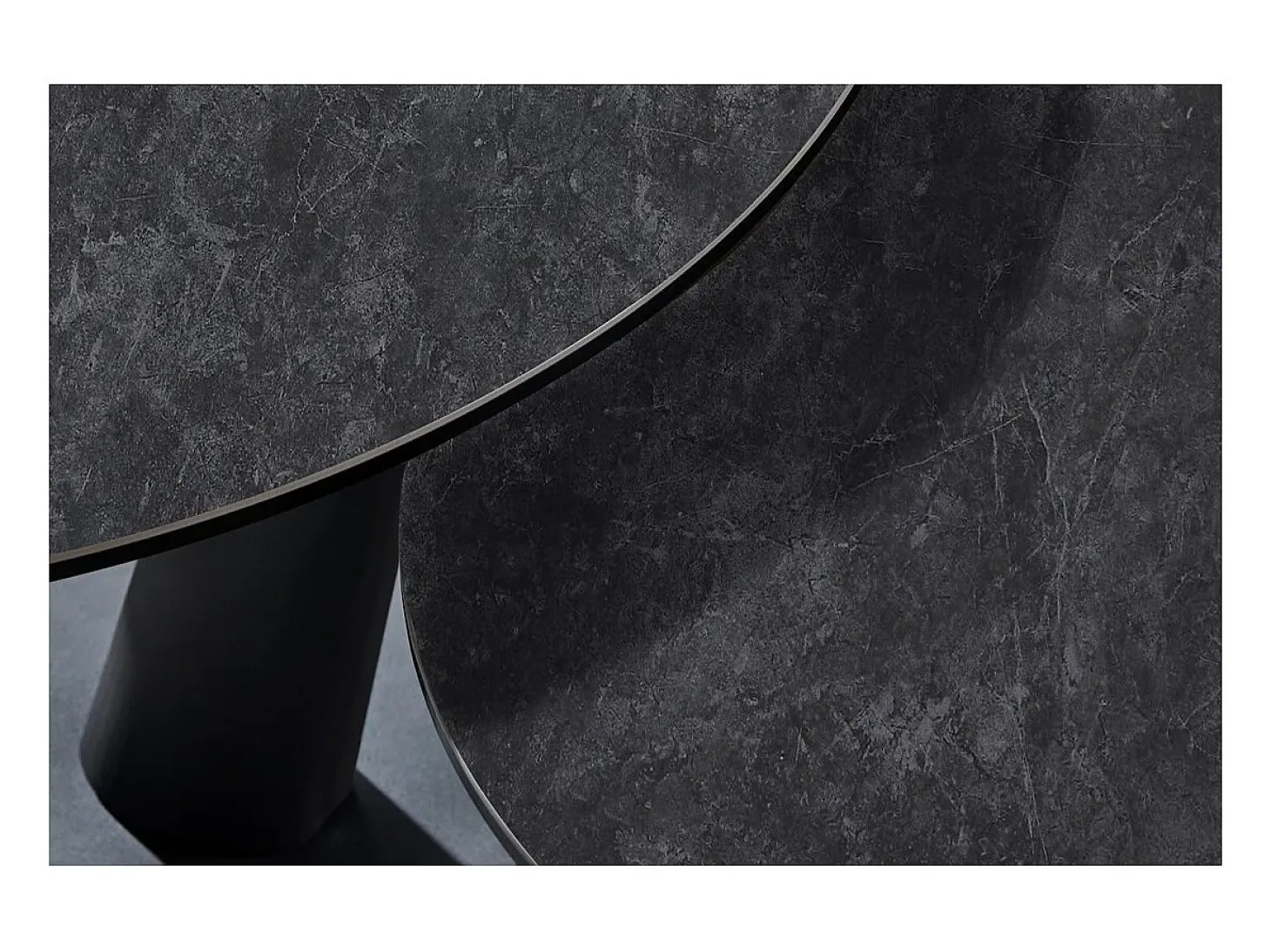 Table baixa VIRELLO – Mesa de centro redonda Ø80 cm – Pedra natural cinza escura & metal – Design contemporâneo e robusto