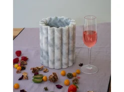 Vaso de mármore branco versátil para um toque de elegância