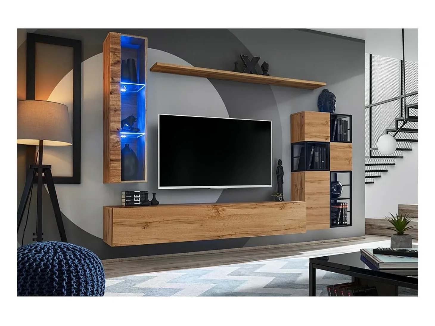 Vitrina suspensa na cor carvalho, modelo pequeno, com 1 porta de vidro e iluminação LED inclusa. Coleção SWITCH.