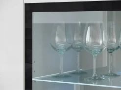Vitrine alta moderna 120 cm para sala 3 portas corpo branco mate e frentes branco brilho
