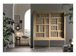 Vitrine em madeira teca com pés de metal na cor natural.