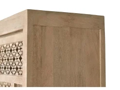 Vitrine em madeira teca com pés de metal na cor natural.