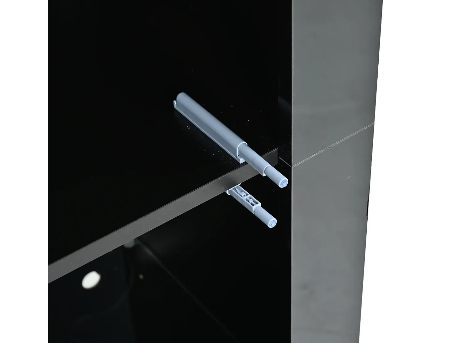 Vitrine preta com iluminação LED, prateleiras em vidro e 2 portas, 61x42x162 cm